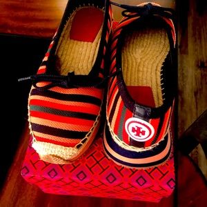 Tory brush, multicolor shoes, size 8.